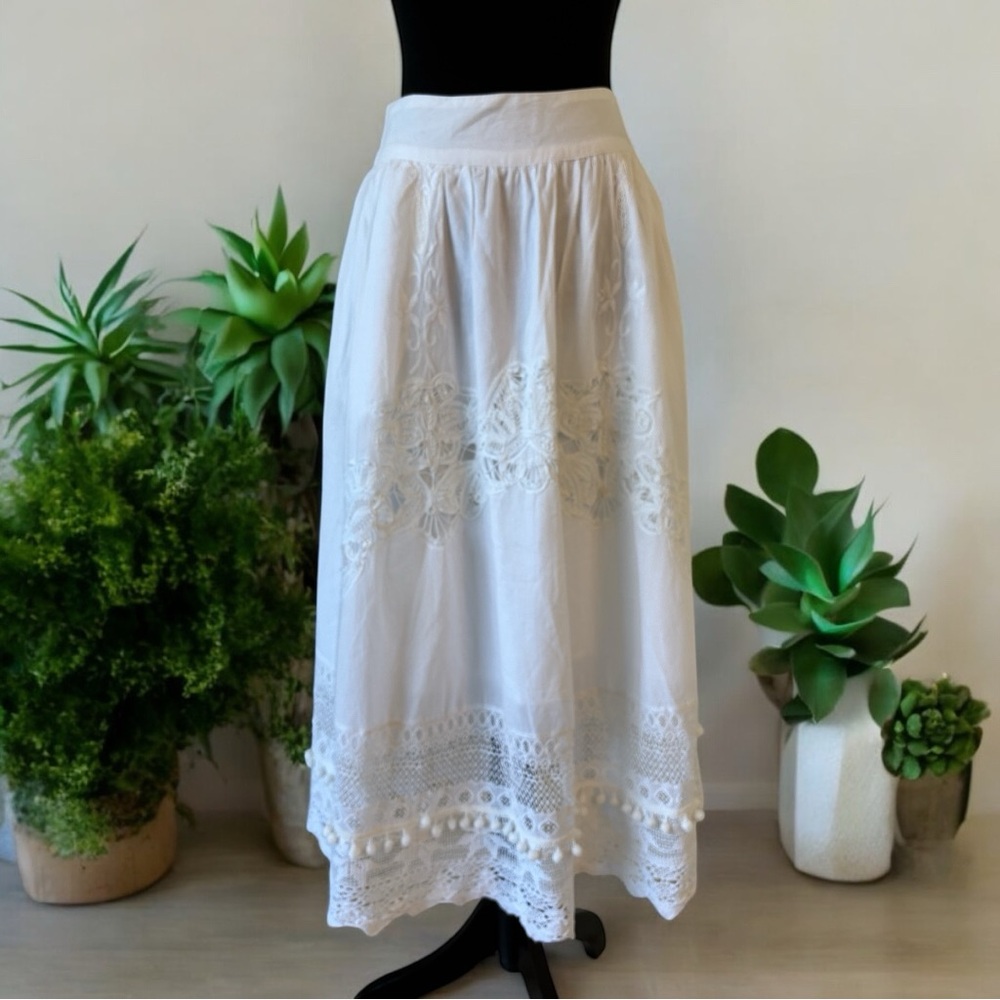 Place Nationale White Embroidered Lace Skirt – Size 1